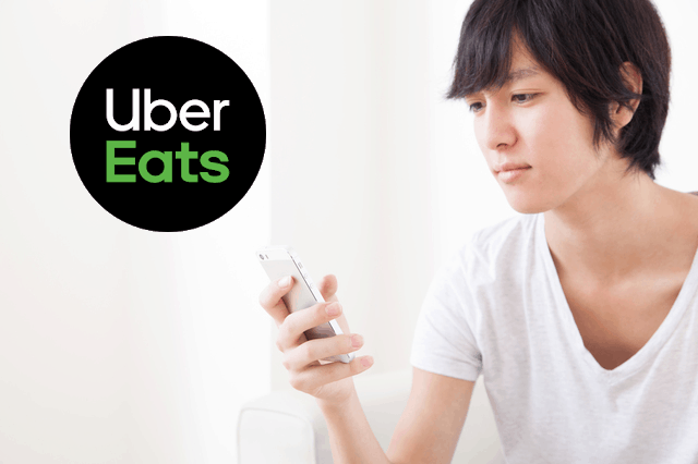 Uber Eatsに登録する男性